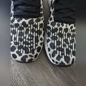 adidas swift run cheetah